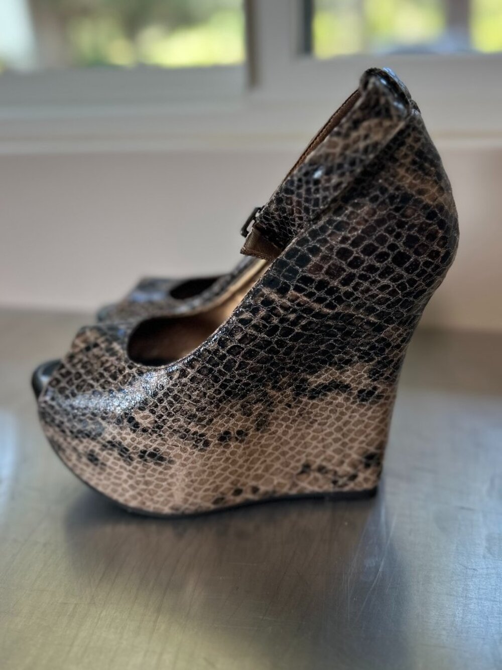 Cathy Jean "extreme wedge" peep toe faux snakeskin 6" heels size 9